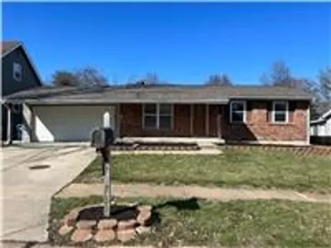 691 Walnut Point Ct, Ballwin, MO 63021