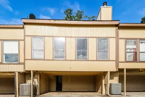 2 Lakeway St, Panorama Village, TX 77304