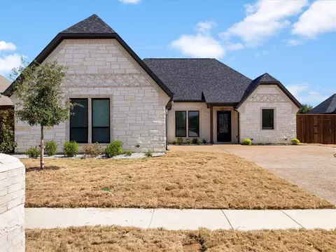 8101 Oak Hollow Dr, Arlington, TX 76001