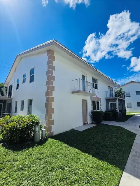 104 SE 10th St, Deerfield Beach, FL 33441