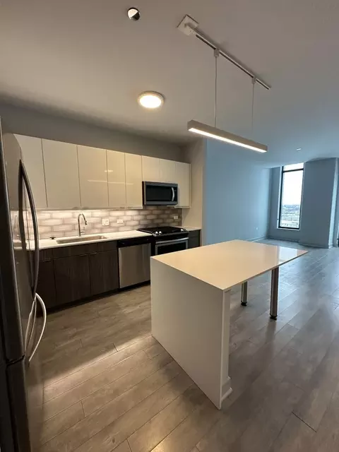 1025 W Addison St #705, Chicago, IL 60613