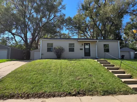 1024 N 77th Ave, Omaha, NE 68114