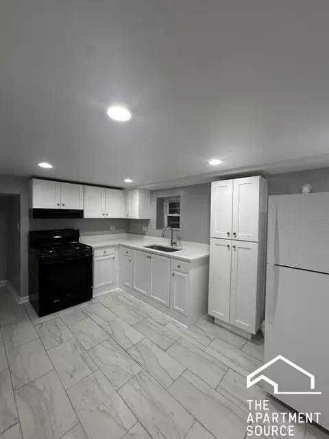 4033 W Crystal St #G, Chicago, IL 60651