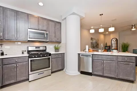 4600 N Clarendon Ave #810, Chicago, IL 60640