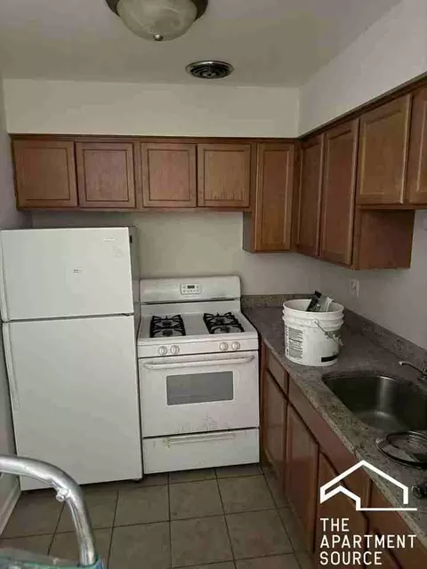 5917 N Kenmore Ave #429, Chicago, IL 60660