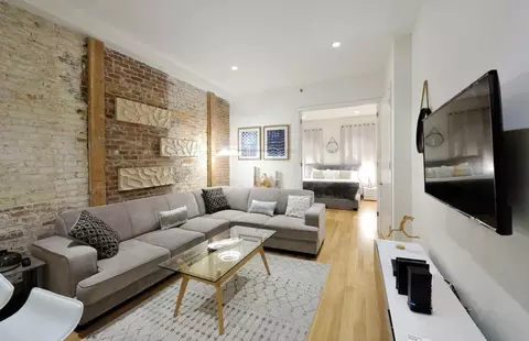 353 W 46th St #1323938P, New York, NY 10036