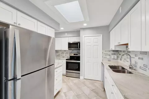 4047 W Maple Rd, Bloomfield Hills, MI 48301