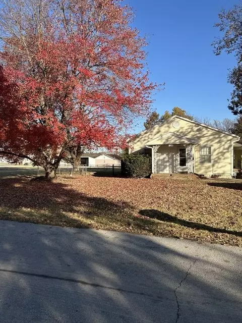 606 Harris St, Frontenac, KS 66763