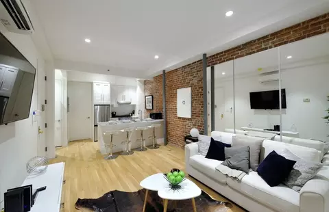 353 W 46th St #1323931P, New York, NY 10036