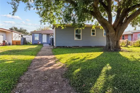 1717 W 4th St, Freeport, TX 77541