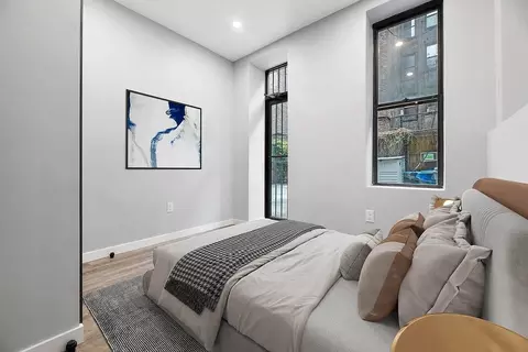 437 W 46th St #1R, New York, NY 10036
