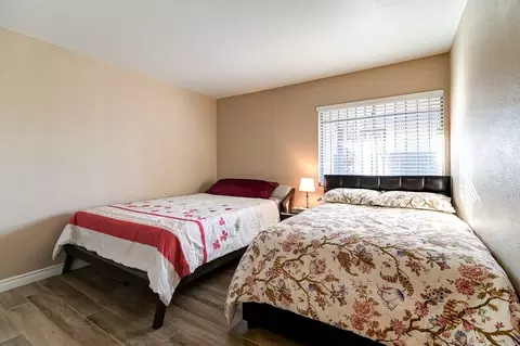 1440 Vegas Valley Dr #10, Winchester, NV 89169