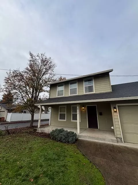 917 S River St, Newberg, OR 97132
