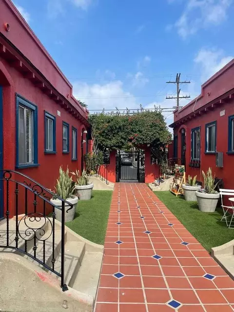 2801 S Budlong Ave, Los Angeles, CA 90007