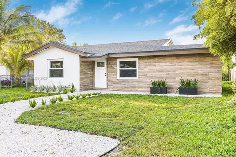 216 NE 160th St, Golden Glades, FL 33162