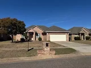 929 NE 28th St, Moore, OK 73160