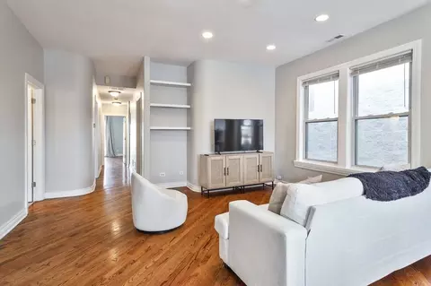 2214 W Barry Ave #1359762P, Chicago, IL 60618