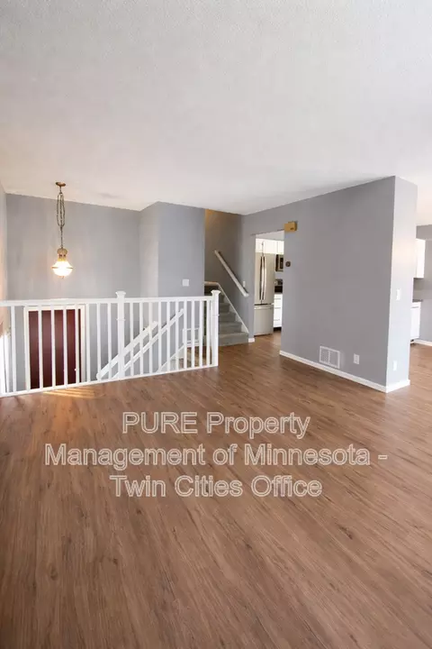 2500 Woodbridge St, Roseville, MN 55113