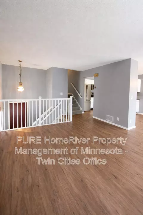 2500 Woodbridge St, Roseville, MN 55113