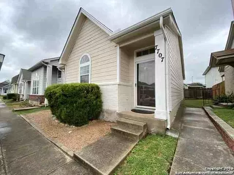 7707 Crown Gate Dr, San Antonio, TX 78251