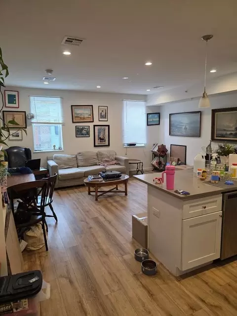 737 S 4th St, Philadelphia, PA 19147