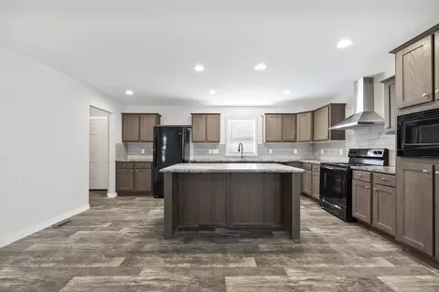 11431 N Lake Dr #94, Fenton, MI 48430