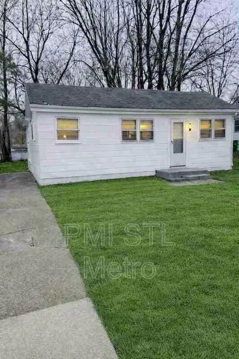 36 Connolly Dr, Saint Louis, MO 63135