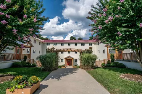 1104 N Greensboro St, Carrboro, NC 27510