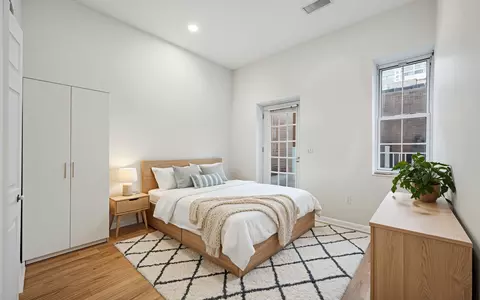 1204 Chestnut St, Philadelphia, PA 19107