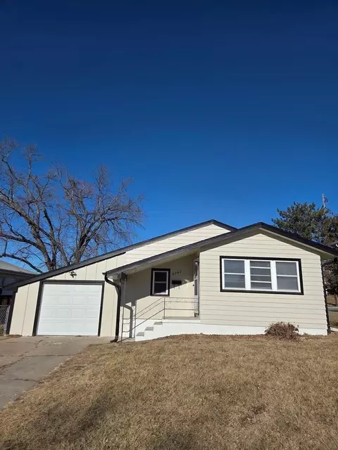 8342 Parker Ct, Omaha, NE 68114