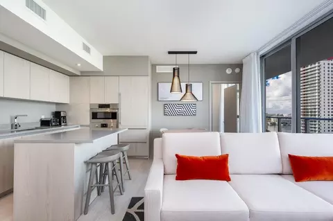 2723 E Hallandale Beach Blvd #1049813P, Hollywood, FL 33019