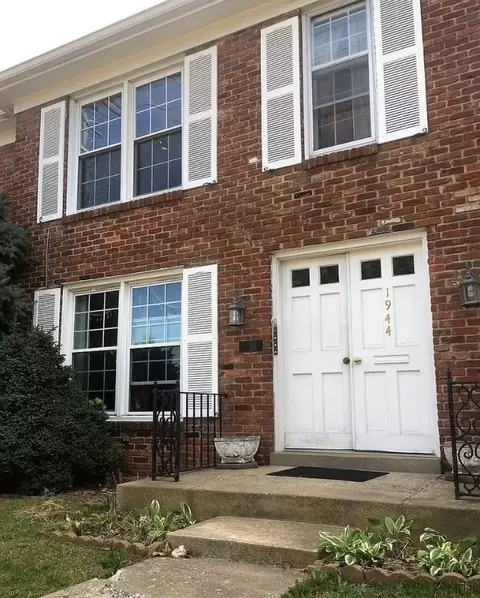 1944 Goldsmith Ln, Louisville, KY 40218