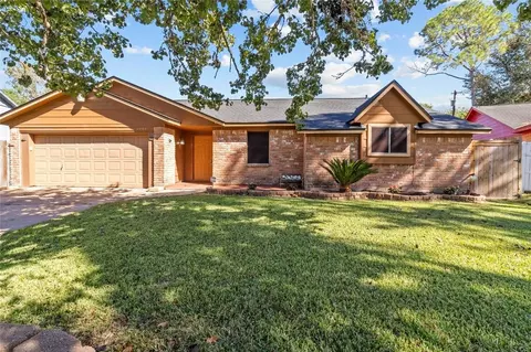 2202 Colonial Ct N, League City, TX 77573