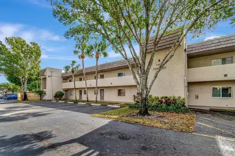 2900 Fiore Way, Delray Beach, FL 33445