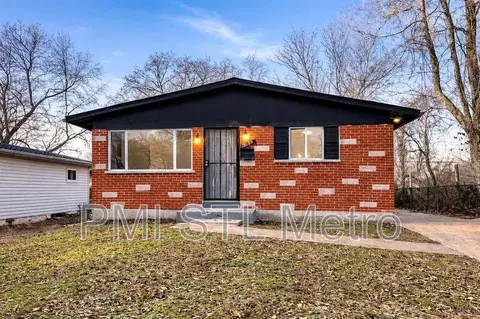 10189 Count Dr, Castle Point, MO 63136