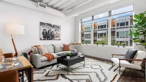 993 W Dakin St, Chicago, IL 60613
