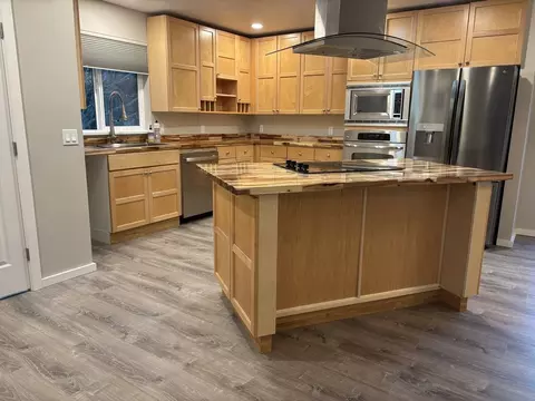 396 Evergreen Park Rd #B, Camano Island, WA 98282