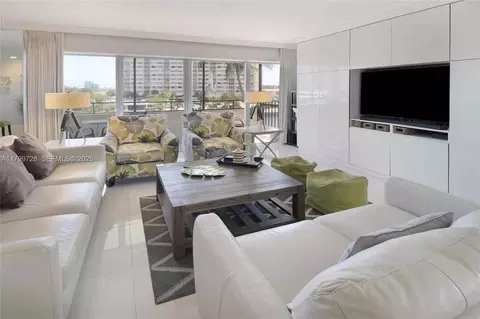 220 Kings Point Dr # 415, Sunny Isles Beach, FL 33160