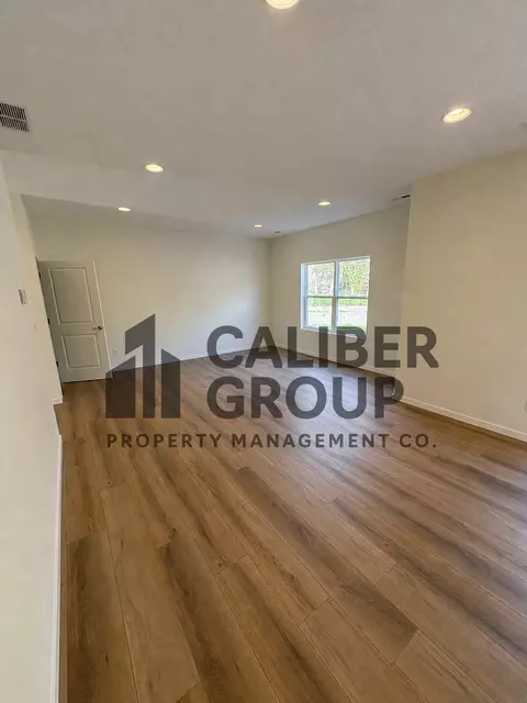 2113 W 8th St, Waterloo, IA 50702