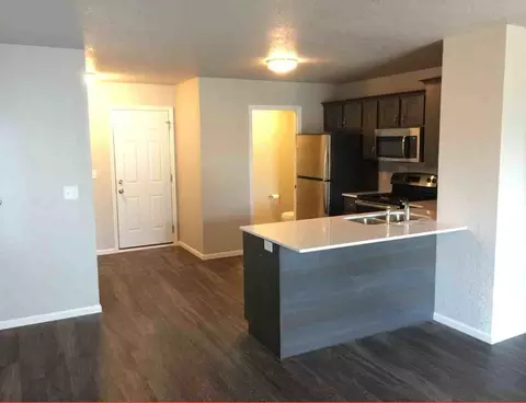 120 W Hills Ln, Waterloo, IA 50701