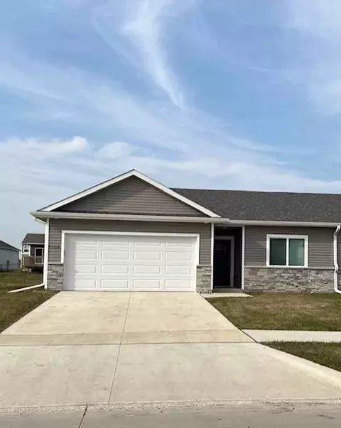 918 35th Ct SE, Altoona, IA 50009