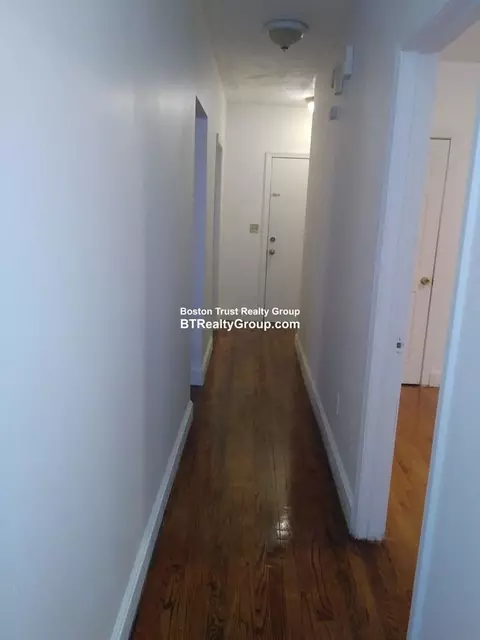 163 University Ave, Lowell, MA 01854