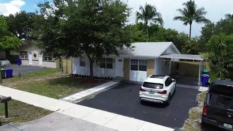 1657 SW 44th Ave #1, Broadview Park, FL 33317