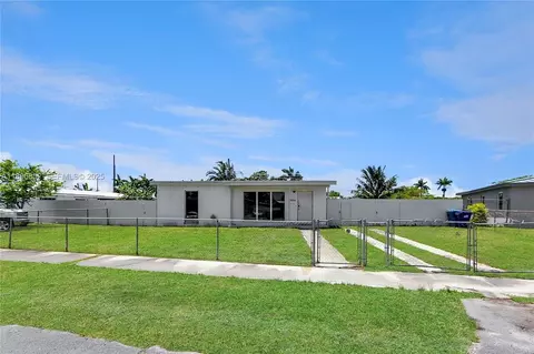 11040 SW 52nd Dr, Westwood Lakes, FL 33165