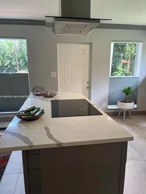 10700 SW 51st St, Davie, FL 33328