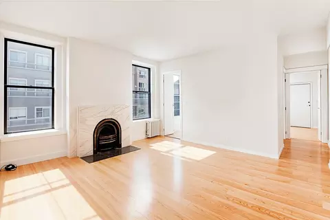 301 W 20th St #3A, New York, NY 10011