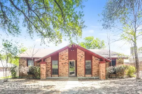160 N Crestwood Blvd, Desoto, TX 75115