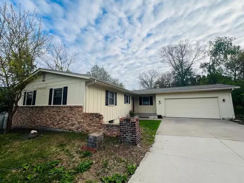 5 Buena Dr, Iowa City, IA 52245