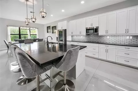8645 NW 39th Ct, Coral Springs, FL 33065