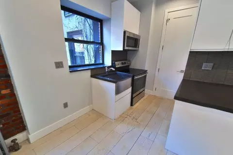 438 W 52nd St #1A, New York, NY 10019
